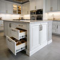 Meuble de cuisine sur mesure en bois massif avec fours doubles intégrés, comptoirs en marbre et tiroirs à fermeture amortie