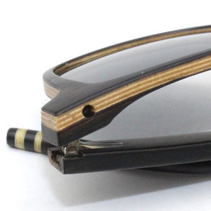 おしゃれなエボニーラミネートウッド偏光サングラス黒とグレーの眼メガネとタックレンズとロゴが含まれています - Product Image 3