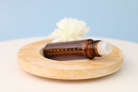 Rouleau en verre brun foncé en gros pour bouteille avec anneau de scellage, sérigraphié pour parfum, collyre, mascara, nettoyant visage