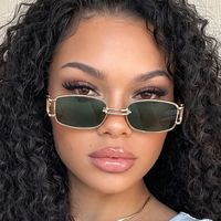 Lunettes de soleil métalliques rectangulaires étroites 2026 pour hommes et femmes, avec pont décoratif à maillons de chaîne, branches larges ajourées, monture rétro petite, lunettes de mode