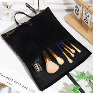 ถุงผ้ากำมะหยี่สีดำพิมพ์โลโก้ตามสั่ง พร้อมริบบิ้น สำหรับใส่ของขวัญสุดหรู เช่น ผ้าพันคอ เสื้อยืด - Product Image 3