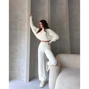 Conjunto de Dos Piezas DEFILL: Suéter Corto Blanco Estilo Pescador y Pantalones Anchos de Punto para Mujer, 100% Acrílico, Ropa Casual para Estar en Casa - Product Image 1
