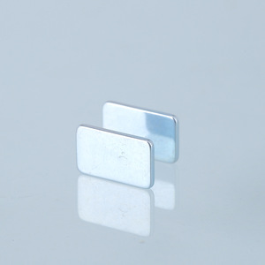 Aimant permanent en néodyme, fer et bore, en forme carrée, aimant puissant, aimant perforé sur mesure pour utilisation en haut-parleur - Product Image 4