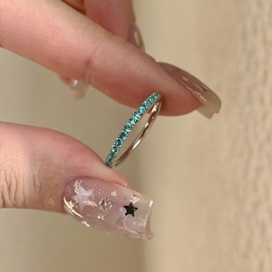 Cette bague empilée avec diamant bleu Paraiba, un style populaire sur Xiaohongshu, présente un design unique, offrant un luxe discret. - Product Image 1