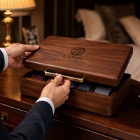 Boîte à cravates en bois de noyer massif de luxe avec logo personnalisé, organiseur de cravates, étui pour accessoires masculins avec doublure en velours pour cadeau de mariage
