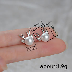 Orecchini a perno in oro bianco E3439 con perle d'acqua dolce e design animale per l'uso quotidiano da donna - Product Image 6