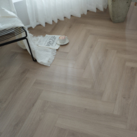 Revêtement de sol d'ingénierie à motif de chevrons abordable Plancher en bois de 15mm de couche d'usure Surface brossée résistante aux rayures pour les maisons