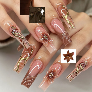 Faux ongles carrés longs marron automne-hiver, style French press, avec feuille d'or 3D, pré-fabriqués pour les rendez-vous, les fêtes et le nail art DIY - Product Image 1