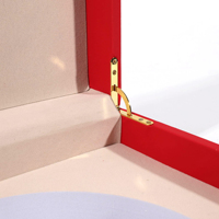 Caja de regalo de lujo personalizada de cuero PU rojo con cierre de metal dorado para embalaje de joyas, relojes y medallas.