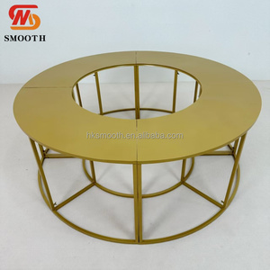 Table de présentation de dessert circulaire en métal doré en forme de S pour la décoration d'événements - Product Image 1