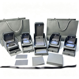 Coffret de montres de luxe avec présentoir intégré, étuis en similicuir de forme rectangulaire, fermeture à pression, emballage cadeau, couleur grise - Product Image 1