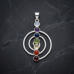 Pendentif Chakra avec sept pierres précieuses en forme de cercle, bijoux gravés et éco-responsables du Gujarat - Product Image 3
