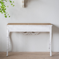 Console d'entrée en bois massif sculpté style campagnard américain, finition blanc vieilli, pieds courbés, décor vintage à motifs ajourés