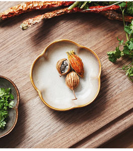 하모니의 인기 상품 일본 도자기 가마 유약 간장 담그기 향신료 조미료 보관용 소형 세라믹 접시 꽃형 - Product Image 4