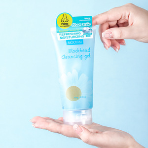 <span class=keywords><strong>Gel</strong></span> <span class=keywords><strong>detergente</strong></span> esfoliante alle erbe per pelli grasse con camomilla, aloe vera e rosa - Rimuove i punti neri e il controllo dell'olio - Product Image 4