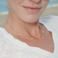 Kalung Choker Lima Bunga Berlapis Emas 18K dari Baja Anti Karat dengan Zirkon Putih untuk Wanita dari J&D Jewelry