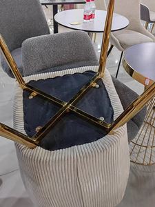 Chaise de salle à manger moderne de luxe pour hôtel restaurant chaise de salle à manger en velours tufté de velours en tissu scandinave marron gris avec pied en métal - Product Image 4