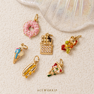 Galería de Snacks Gilded |   Colgante de latón chapado en oro de 18K con esmalte, con diseño de alimentos: Barra de chocolate, Ramen, Palomitas de maíz, Donut, Helado, Perrito caliente, Pizza - Product Image 4
