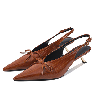 Escarpins pour femmes à talons fins dorés, à bout pointu, à découpe arrière, style slingback, avec nœud sur le devant - Product Image 2