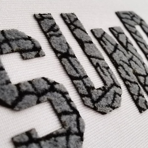 Logo del marchio personalizzato 3D lettere numero colore floccante stampa di trasferimento di calore da te abbigliamento capi di abbigliamento ferro su T Shirt adesivi - Product Image 1