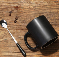 Tasse à café en céramique de porcelaine noire lisse de 11 oz personnalisée en gros tasse en céramique classique avec poignée pour thé au lait