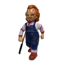 La poupée Chucky du film "Child's Play" est faite de latex avec le même style vestimentaire que dans la décoration d'Halloween du film