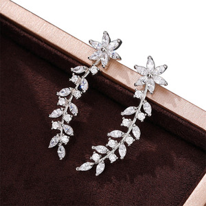 Orecchini a Gancio con Fiori per Donne, Gioielli per Orecchie Scintillanti con Pendenti Floreali alla Moda - Product Image 2