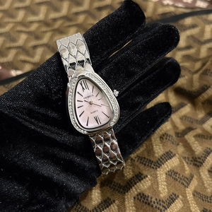 <span class=keywords><strong>Montre</strong></span> à quartz en alliage tendance avec cadran à aiguilles, tête de serpent, résistante à l'eau 30M, cadran rose vif pour femme - Product Image 2