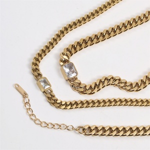 สร้อยคอแฟชั่นชุบทองแบบคิวบัน สแตนเลสประดับคริสตัลและหินธรรมชาติ - Product Image 6