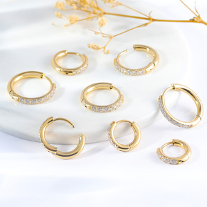 Pendiente de Aro de Titanio ASTM F136 con Circonita Cúbica de 2.5mm, Diseño Original para Mujer, Joyería para Perforación de Cartílago - Product Image 5