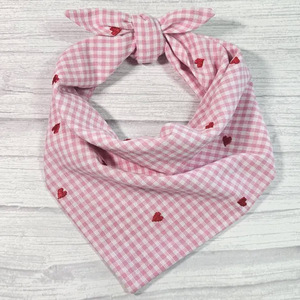 <span class=keywords><strong>Bandana</strong></span> <span class=keywords><strong>pour</strong></span> <span class=keywords><strong>chien</strong></span> et chat en coton imprimé à carreaux vichy avec cœur <span class=keywords><strong>rouge</strong></span> brodé - Taille personnalisée - Collection Saint-Valentin - Product Image 1