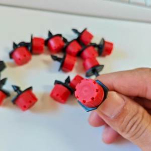 Gocciolatore a Compensazione di Pressione con Piccolo Cappuccio Rosso - Product Image 3