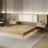 Ensemble de lit en bois massif moderne et écologique sur mesure avec table de chevet suspendue pour projet de chambre d'hôtel
