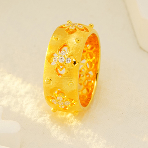 Texture Talks |   Bague Fleur Creuse Brossée en Or 14K avec Diamant Pavé Griffe 0.306ct Fini Mat Satiné |   Cadeau romantique - Product Image 1