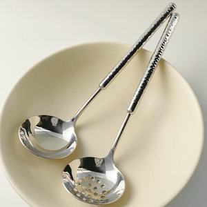 Louche à soupe en acier inoxydable 304 martelé, ronde et perforée, ustensile de cuisine pour servir et filtrer - Product Image 2