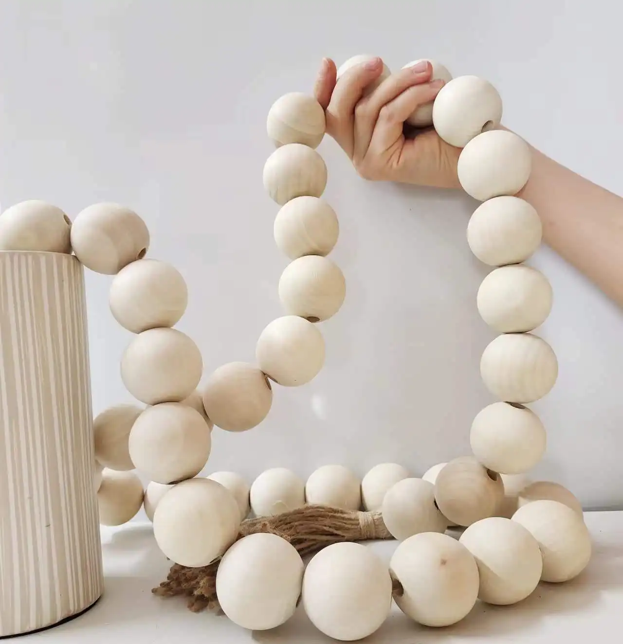 Grande guirlande de perles en bois de 76 pouces avec des glands de perles en bois de 1.6 po de diamètre