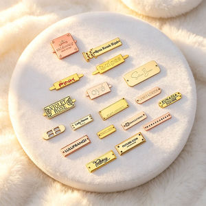 Étiquettes métalliques en alliage de zinc, finition brillante, logo personnalisé pour boîtes de parfum, emballage cadeau de luxe, vente en gros en usine, service OEM en vrac - Product Image 2
