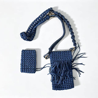 Sac à bandoulière pour téléphone en crochet fait main avec pochette pour cartes, sac à bandoulière miniature en tissu tressé bohème avec pompon pour un usage quotidien