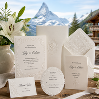 Blindgeprägte Hochzeitseinladung mit Schweizer Alpenlilie und Schneegipfel, Elegante Frische Maßgefertigte Handgefertigte Blindgeprägte Einladung