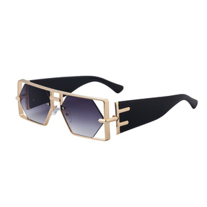 Gafas de Sol Cuadradas con Diseño Hueco JY-5542 para Hombre, Marco Metálico, Protección UV400, Lentes de PC Negras Clase 2, Origen Taizhou - Product Image 2