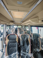 Autocar de tourisme de six mètres, quinze places, avec porte-bagages intérieur, pour les circuits guidés des parcs panoramiques et les visites de la vieille ville