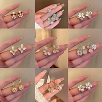 RINHOO Vente en gros Boucles d'oreilles fleur de perle style coréen, Clous d'oreilles en alliage de luxe léger, Bijoux de mode de niche haut de gamme pour femmes