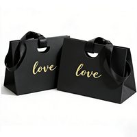 Sacs en papier perforés personnalisés pour les boutiques de vêtements, les cadeaux, l'emballage d'achats et les sacs souvenirs de mode - Fabriqués sur commande