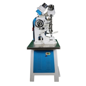 Macchina automatica per realizzare scarpe in gomma con doppio lato in pelle