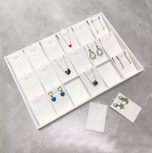 Plateau de présentation élégant en cuir PU blanc pour bagues, plateau à bijoux en flanelle multi-emplacements pour exposition de bagues et boucles d'oreilles et rangement quotidien - Product Image 2