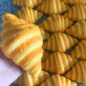 Modèle de croissant de vin à grande échelle, en plastique jaune original à haute élasticité, accessoires alimentaires factices pour la photographie, pâtisserie et magasin de boulangerie - Product Image 2