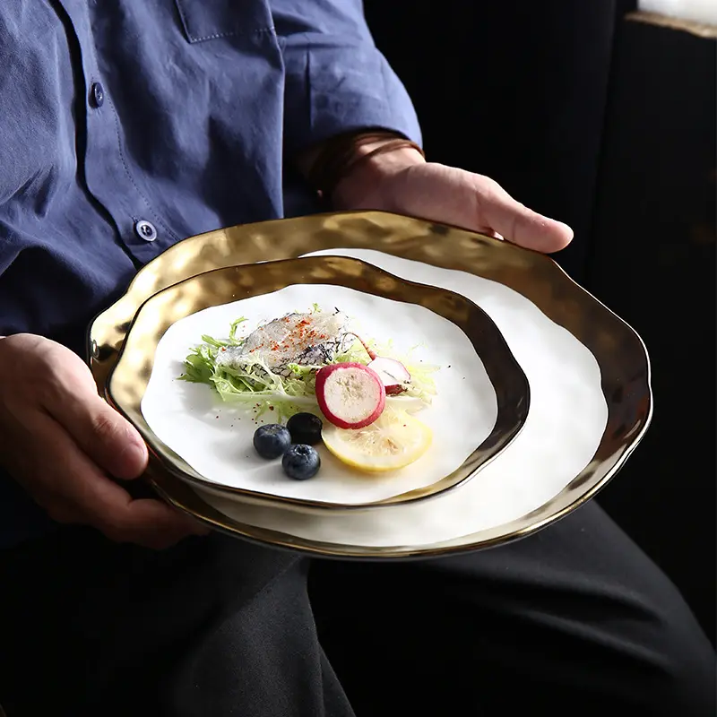 Diskon Besar Hitam Matte Keramik Piring Makan Buah Makanan Penutup Sushi Melayani Nampan Makanan Ringan Steak Piring Emas Rim Peralatan Makan Dapur Set