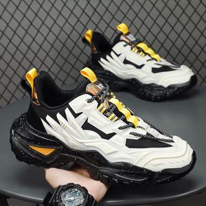 Chaussures de course décontractées pour hommes, noires, respirantes, souples, légères, à lacets, en maille, anti-odeur, intemporelles, rehaussantes et confortables - Product Image 1