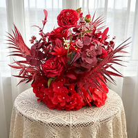 Offre Spéciale : Composition Florale Moderne pour Allée de Mariage avec Bouquet Central de Table