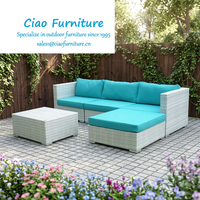 Weißes Polyrattan-Gartenmöbel-Set, Ecksofa mit Ottoman, Blaue Kissen, L-förmiges Ecksofa, Freizeitcouch